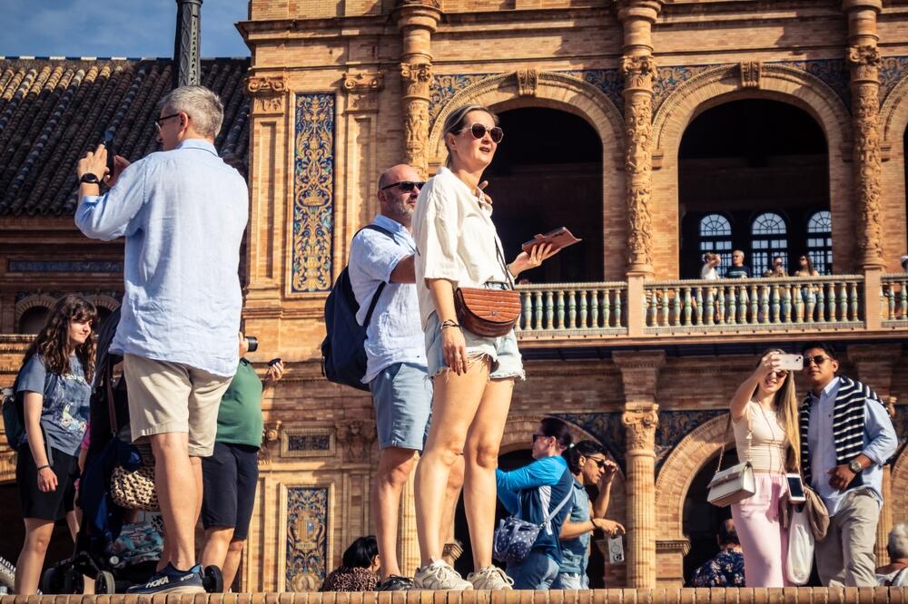 Shutterstock 2697718097