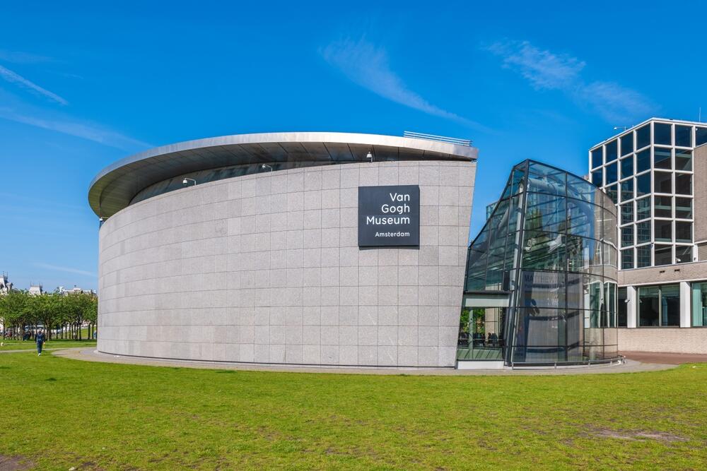 Shutterstock 2494133371 1